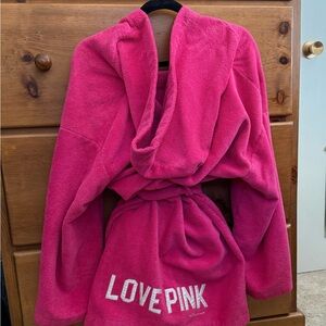 Victoria Pink
Terry cloth robe